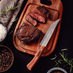 Couteau à viande Nomade. Inox martelé et bois .